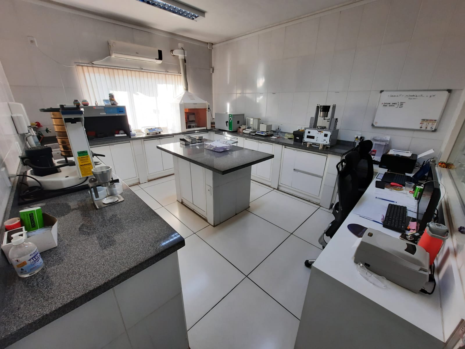 Laboratório próprio da Fabrício Petroquímica