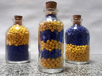 Frascos de pellets azuis e amarelos